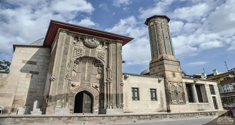 İnce Minareli Medrese – Taş ve Ahşap Eserler Müzesi