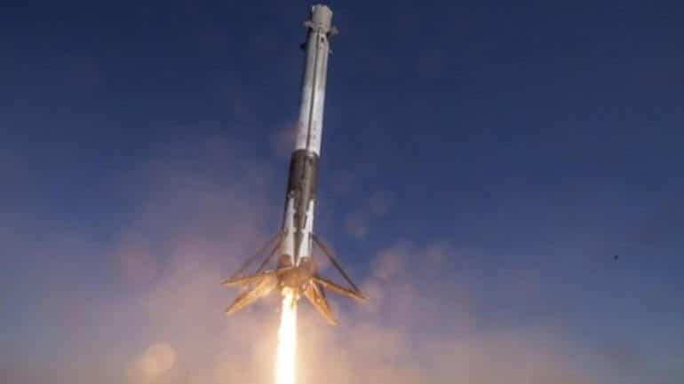 Uzay aracı Falcon 9, kalkış yaparken patladı